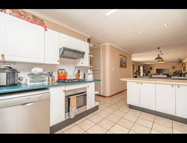 4 BEDROOM FREEHOLD FOR SALE IN WELTEVREDEN PARK